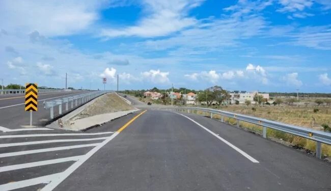 DIGESETT supervisa personal en nueva circunvalación de Baní como parte del operativo Semana Santa 2025