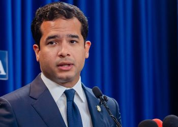 Senador Omar Fernández deposita proyecto de protección víctimas de Jet Set con 10 medidas especiales
