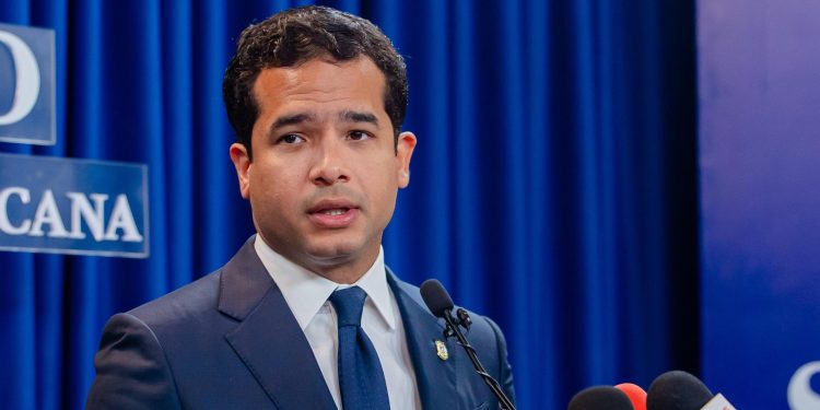 Senador Omar Fernández deposita proyecto de protección víctimas de Jet Set con 10 medidas especiales