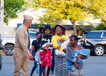 Lee Ballester supervisa repatriación parturientas haitianas para garantizar la aplicación de normas y el trato humano