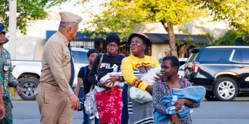 Lee Ballester supervisa repatriación parturientas haitianas para garantizar la aplicación de normas y el trato humano