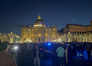 Fila con miles de personas para despedir al papa Francisco supera la medianoche en Roma