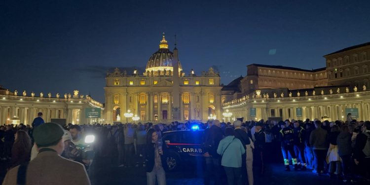 Fila con miles de personas para despedir al papa Francisco supera la medianoche en Roma
