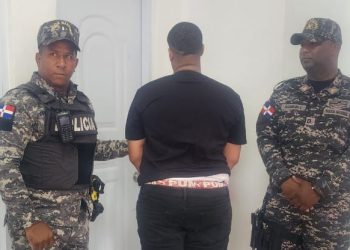 Agentes policiales apresan hombre por asalto y recuperan pertenencias de la víctima en Sabana Perdida