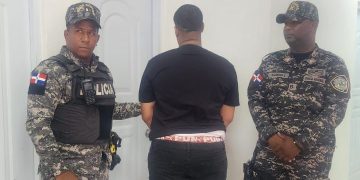 Agentes policiales apresan hombre por asalto y recuperan pertenencias de la víctima en Sabana Perdida