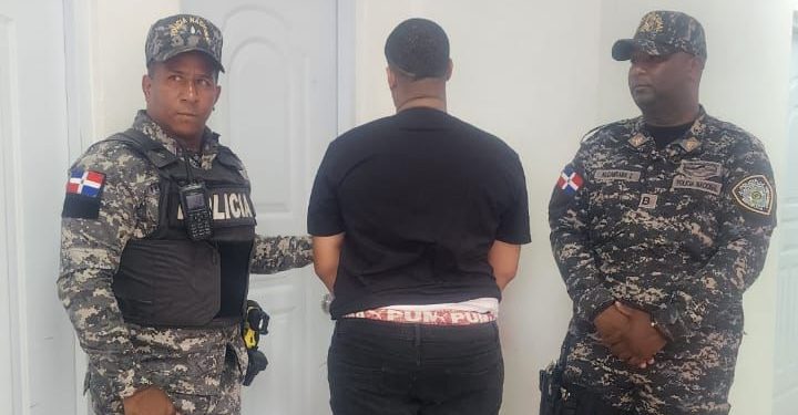 Agentes policiales apresan hombre por asalto y recuperan pertenencias de la víctima en Sabana Perdida