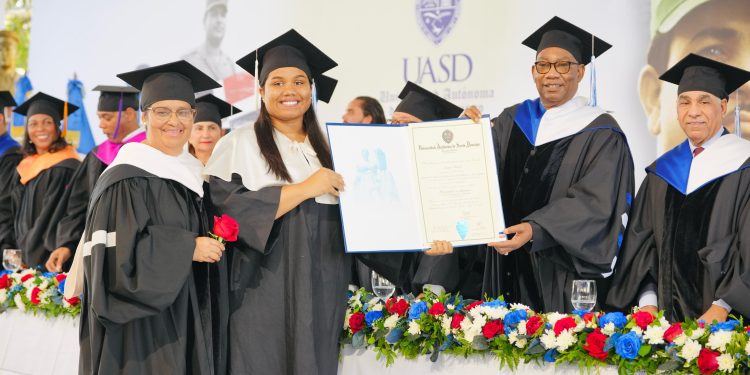 UASD conmemora Revolución de Abril invistiendo 2,507 profesionales de grado y postgrado