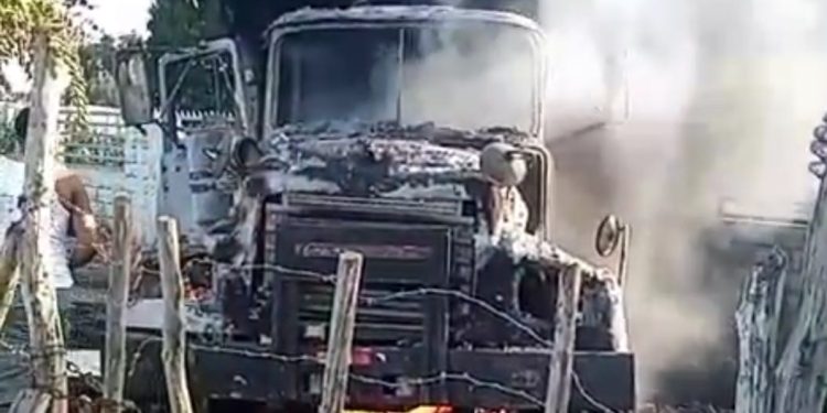 Padre e hijo pierden la vida en incendio de camión, en Higüey