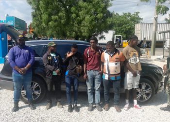 Detienen haitiano por transportar a tres compatriotas indocumentados en una jeepeta en Azua