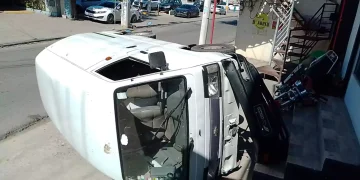 Accidente en Santiago: jeepeta atropella empleado del ayuntamiento y choca varios vehículos