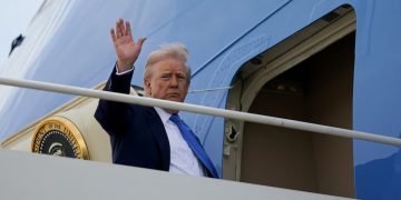 Donald Trump partió a Roma para despedir al papa Francisco