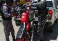 Ocupan arma de fuego, motocicletas y apresan varias persona en operativos en Los Guaricanos