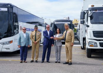 El Presidente Abinader entrega a la DGM flotilla de vehículos para control migratorio