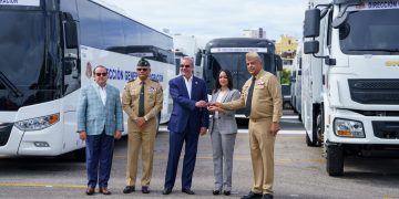 El Presidente Abinader entrega a la DGM flotilla de vehículos para control migratorio