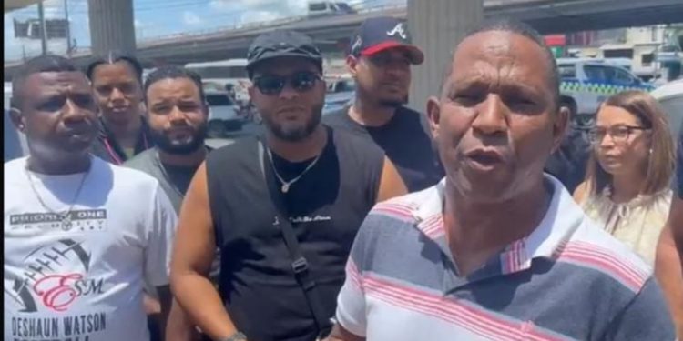 Empresarios y comerciantes de Los Alcarrizos montan piquetes frente oficina Opret