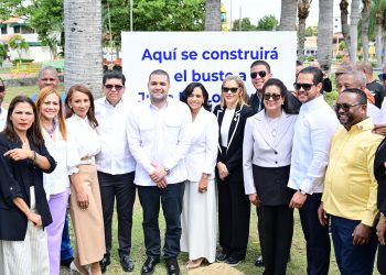 Regidores del PLD y alcalde Dio Astacio dan primer picazo para busto en honor a Juan de los Santos en Parque Italia