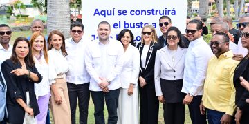 Regidores del PLD y alcalde Dio Astacio dan primer picazo para busto en honor a Juan de los Santos en Parque Italia