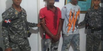 Policía ocupa drogas, arma ilegal y recupera motocicleta robada durante operativos en La Victoria, SDN