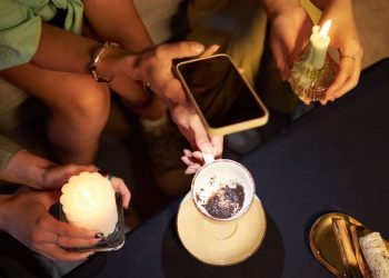 Pide el divorcio porque ChatGPT leyó en el café que su marido la engañaba