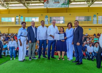 Presidente Abinader y Víctor D’Aza entregan 1400 títulos de propiedad en Monte Plata