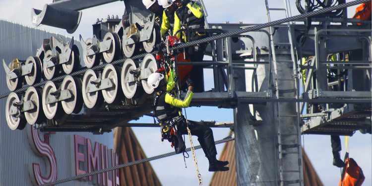 CESMET realiza simulacro de rescate en Teleférico de Santiago para fortalecer capacidad de respuesta
