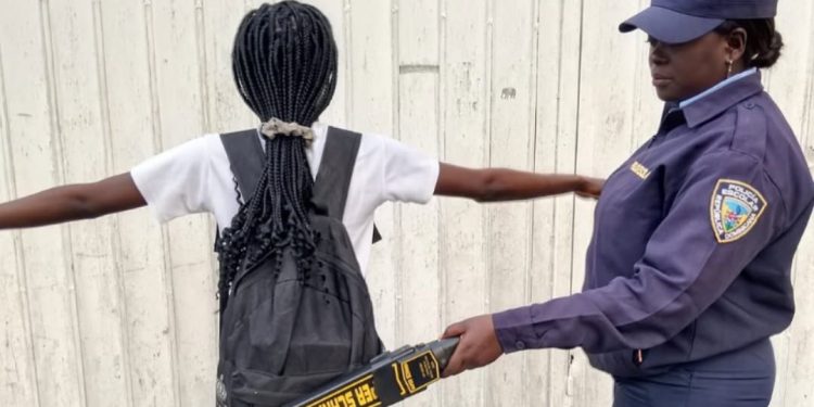 Con detectores de metales requisan estudiantes en centros educativos