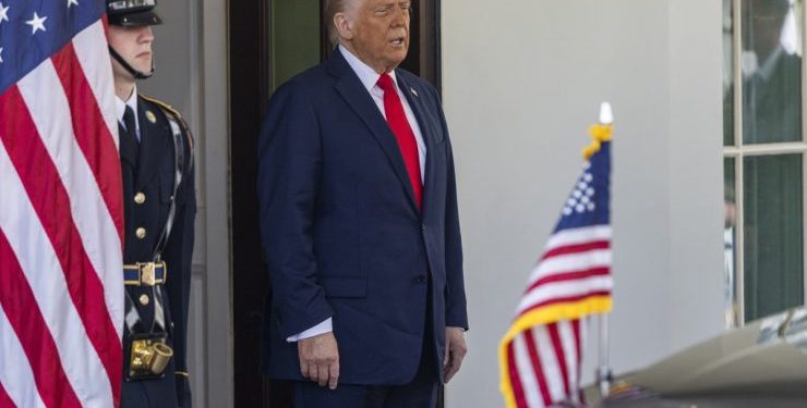 Donald Trump plantea ofrecer dinero a migrantes indocumentados para que abandonen Estados Unidos
