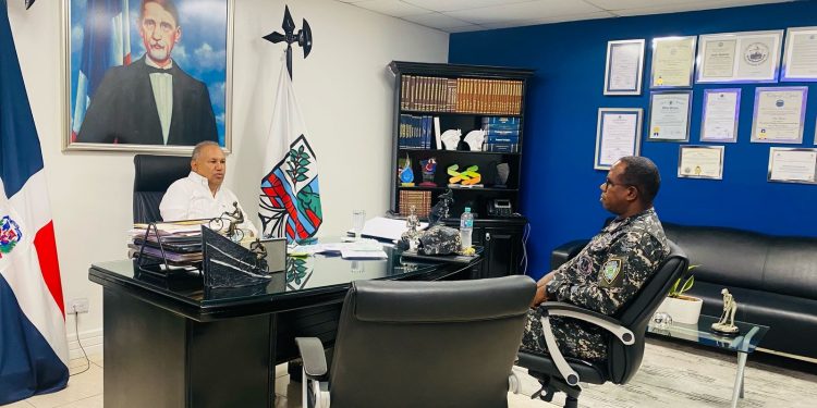 Director Regional Sur Central visita al alcalde de Baní para tratar temas de seguridad