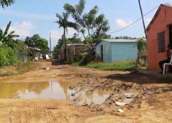 Comunitarios de San Luis claman por reparación de carretera y tubería rota