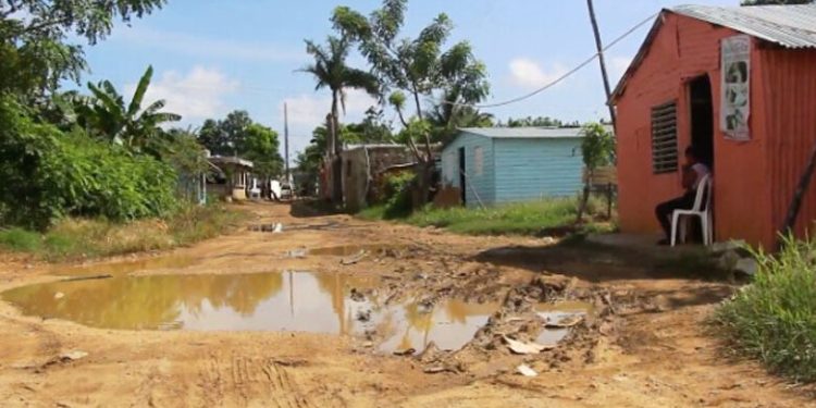 Comunitarios de San Luis claman por reparación de carretera y tubería rota