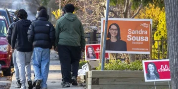 Canadá empieza a votar en unas elecciones generales marcadas por Trump y sus amenazas
