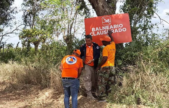 Defensa Civil clausura balnearios en Monseñor Nouel por vaguada; autoridades llaman a la prudencia