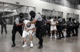 Bukele planea duplicar el tamaño de la megacárcel que alberga a inmigrantes, según WSJ