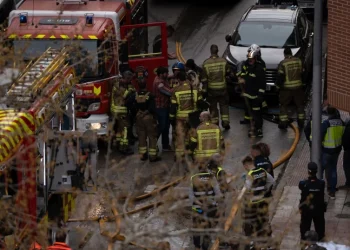 Dos bomberos resultan muertos por el incendio de un coche eléctrico  en Madrid