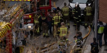 Dos bomberos resultan muertos por el incendio de un coche eléctrico  en Madrid