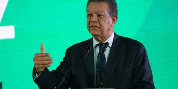 Leonel Fernández responde al Gobierno sobre crisis migratoria y reclama un diálogo nacional