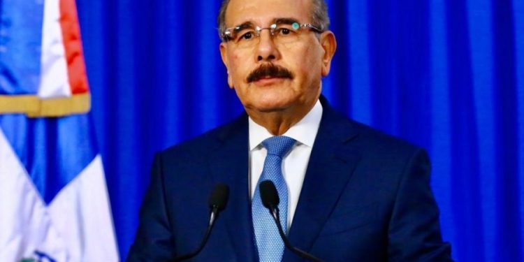 Danilo Medina: “Que Dios conceda fortaleza a quienes continúan la búsqueda entre los escombros, y consuelo a un país que hoy llora unido”