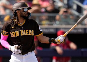 Fernando Tatis Jr. brilla con impresionante tiro y out en home