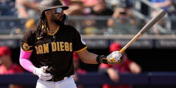 Fernando Tatis Jr. brilla con impresionante tiro y out en home