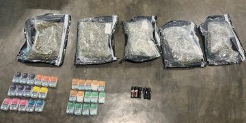 Confiscan 8 paquetes y 30 vapes rellenos de marihuana en el AILA