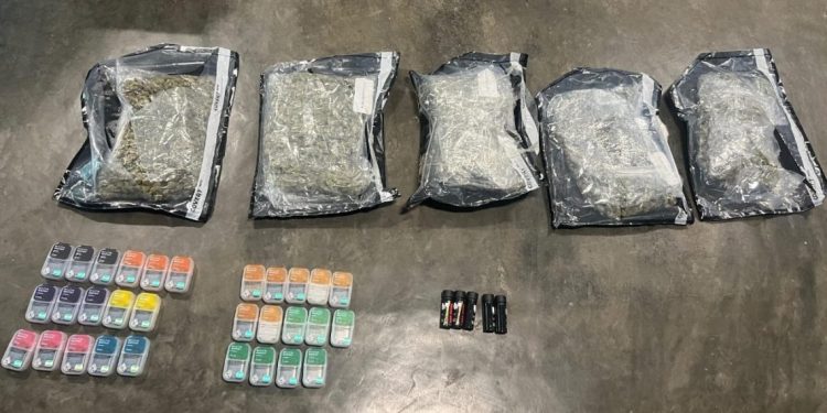 Confiscan 8 paquetes y 30 vapes rellenos de marihuana en el AILA