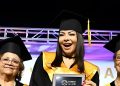 Comunicadora Beba Rojas se gradúa con honores como abogada