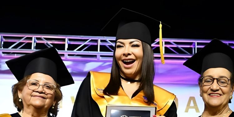 Comunicadora Beba Rojas se gradúa con honores como abogada