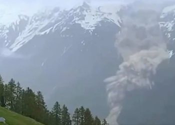 Un glaciar colapsa, provoca una avalancha y sepulta un pueblo de Suiza