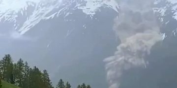 Un glaciar colapsa, provoca una avalancha y sepulta un pueblo de Suiza