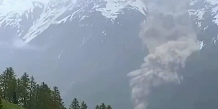 Un glaciar colapsa, provoca una avalancha y sepulta un pueblo de Suiza