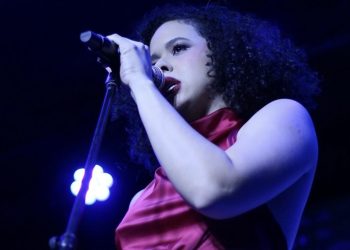 A casa llena Flavia Núñez debuta en honor al Dia de las Madres en Chao Café Teatro