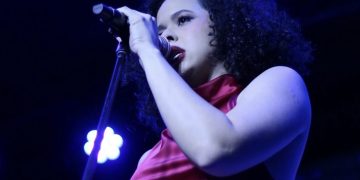 A casa llena Flavia Núñez debuta en honor al Dia de las Madres en Chao Café Teatro