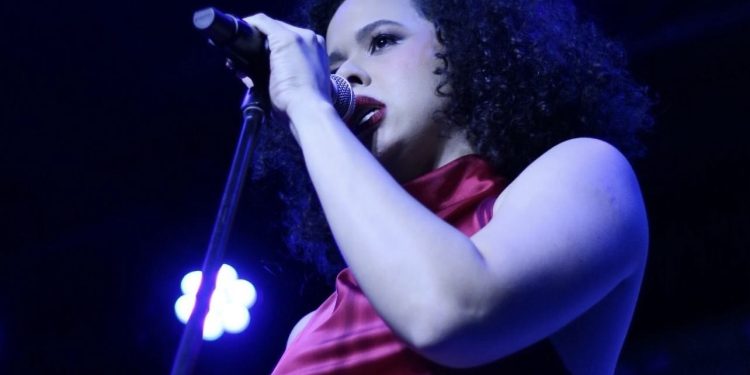 A casa llena Flavia Núñez debuta en honor al Dia de las Madres en Chao Café Teatro