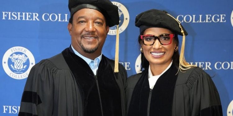 Pedro Martínez y su esposa reciben doctorado honorario